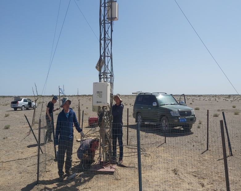 D:\桌面\野外照片\下游\荒漠站观测塔维护.jpg荒漠站观测塔维护